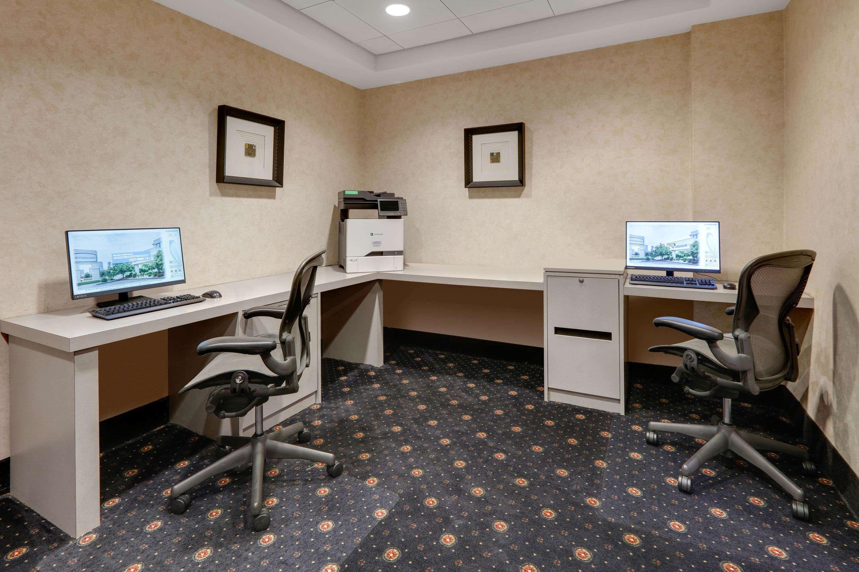 Wyndham Riverfront Hotel 3*