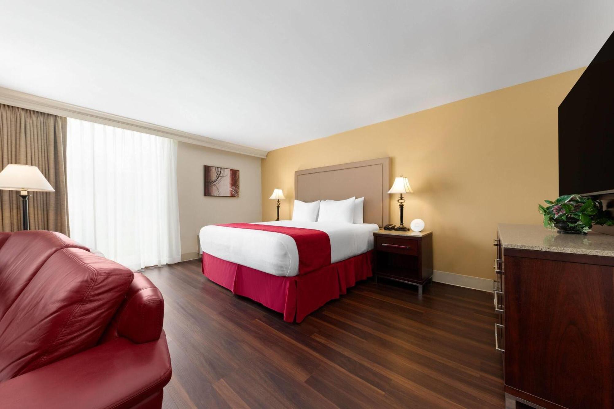 Wyndham Riverfront Hotel