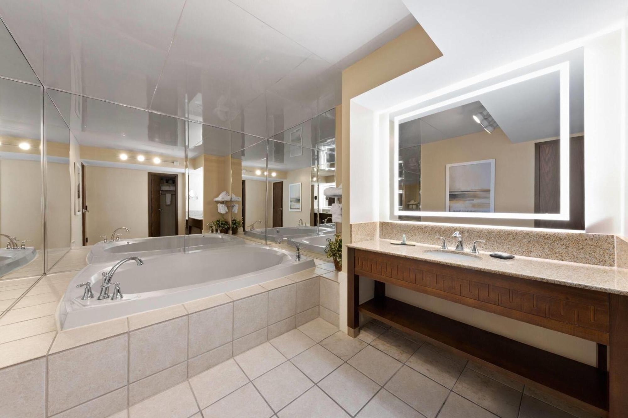 Hotel Wyndham Riverfront 3*
