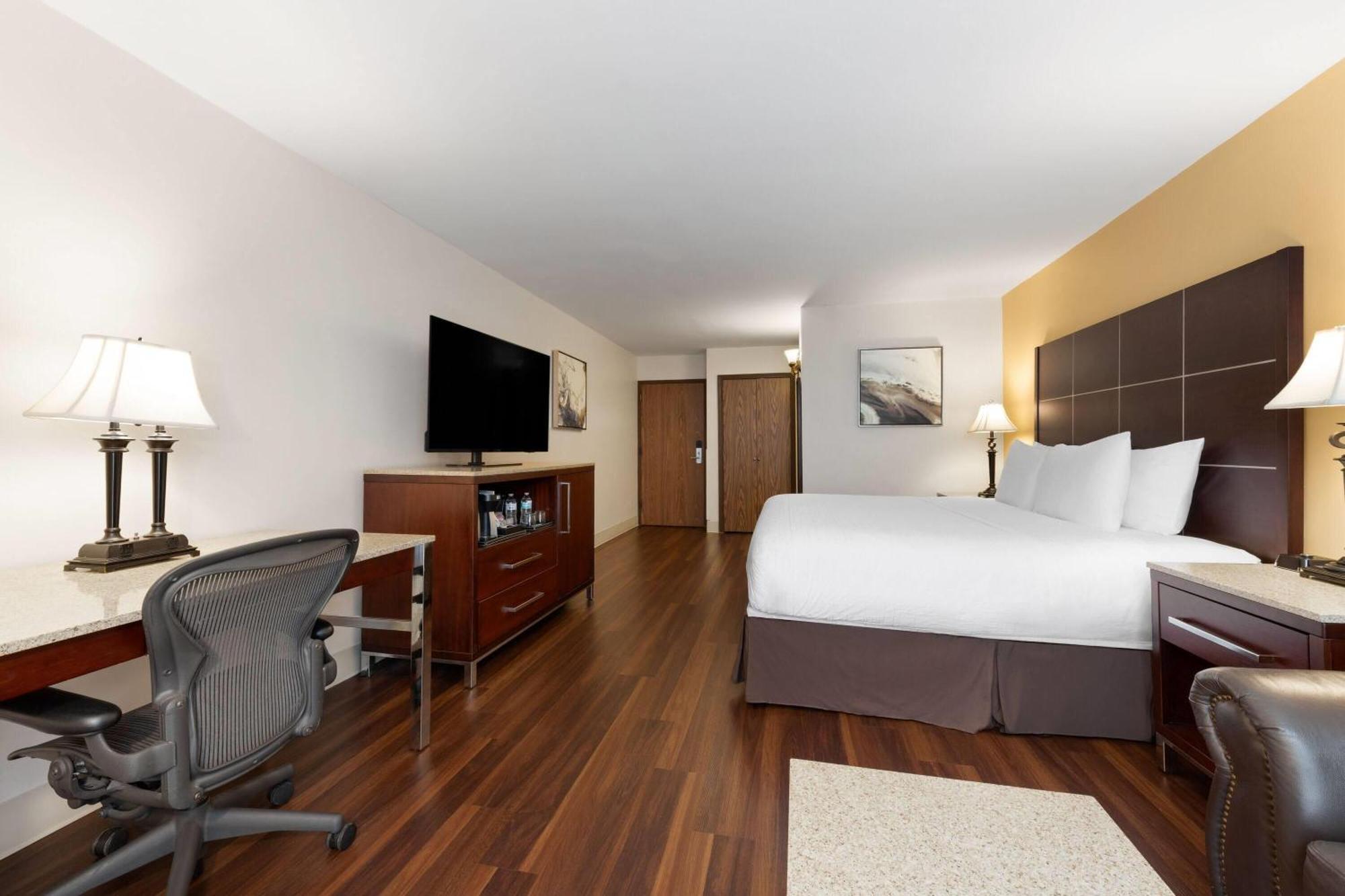 Wyndham Riverfront 3*