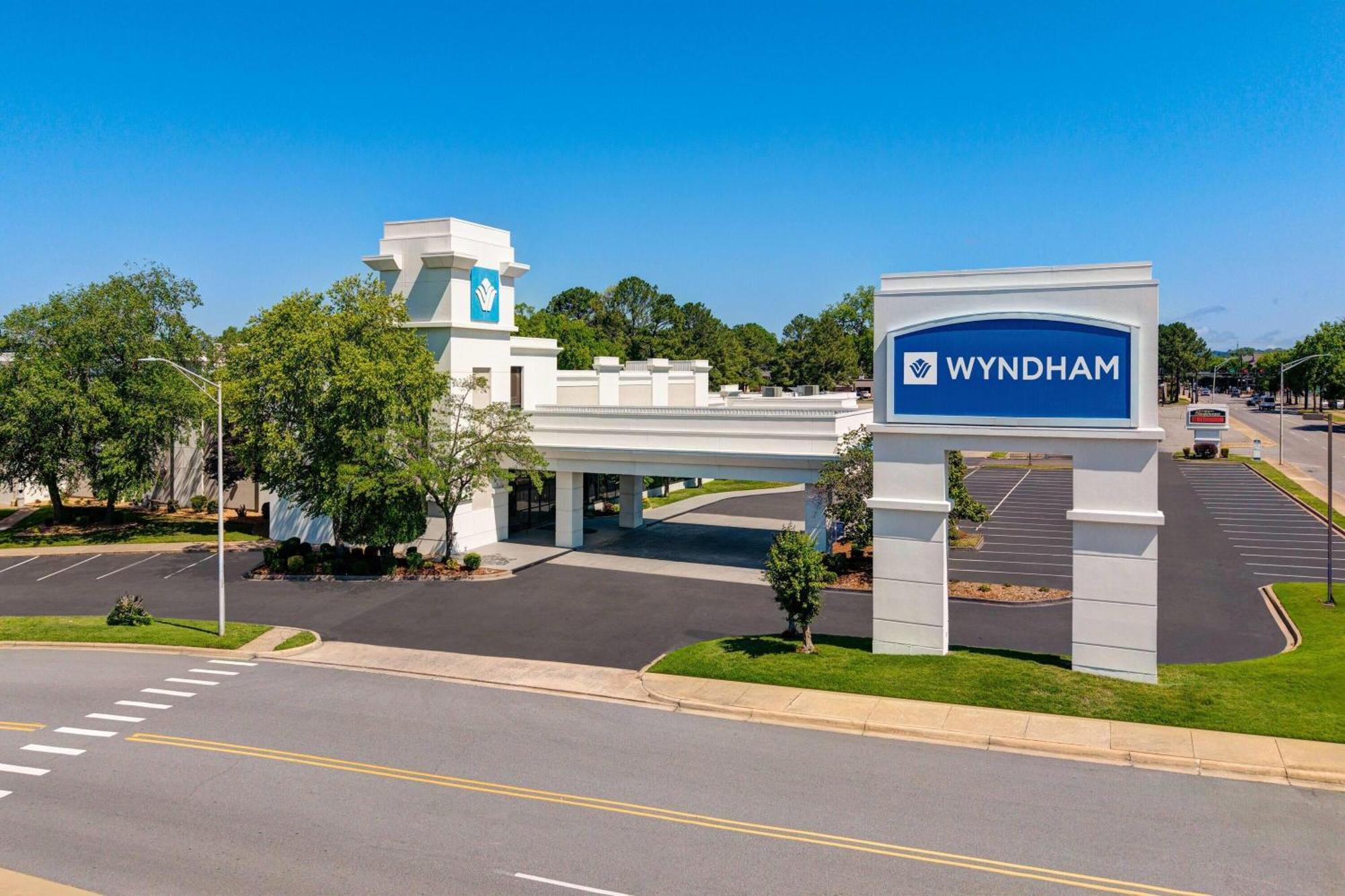 Wyndham Riverfront Hotel