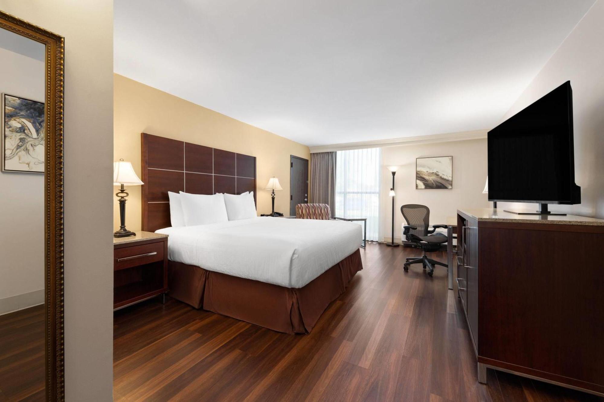 Wyndham Riverfront Hotel 3*