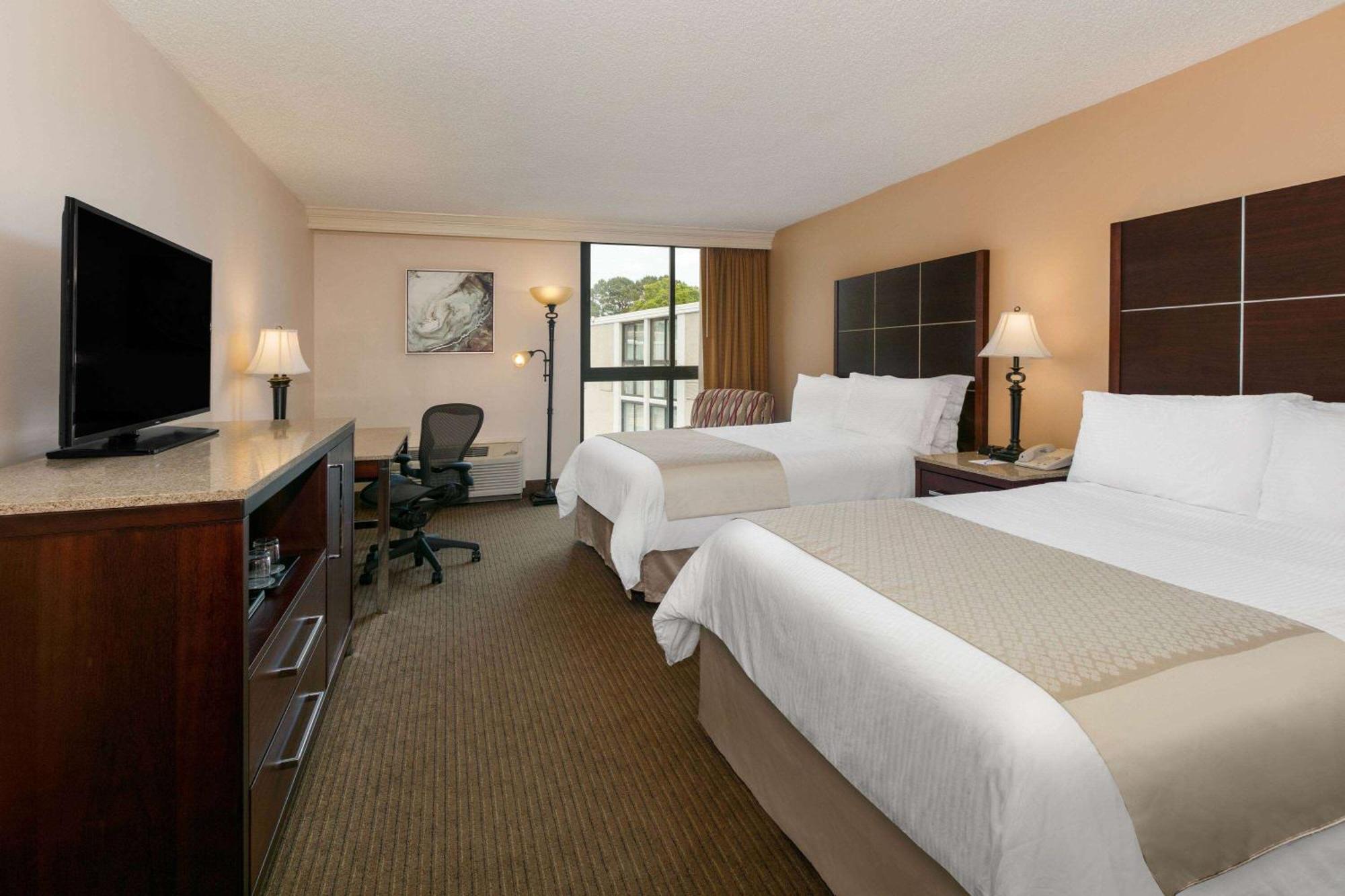 Wyndham Riverfront Hotel 3*